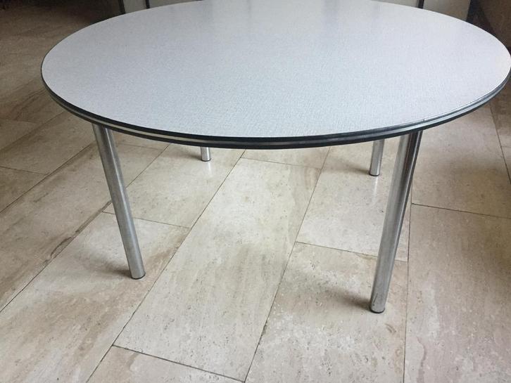 Prachtige ronde salontafel van Formica met afneembare poten, Huis en Inrichting, Tafels | Salontafels, Zo goed als nieuw, Ophalen