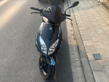 Keeway brommer 50 cc, Fietsen en Brommers, Ophalen, Benzine, Klasse B (45 km/u), Zo goed als nieuw