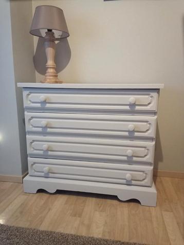 Oude commode beschikbaar voor biedingen