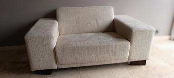 Gezellige stoffen love seat  beschikbaar voor biedingen