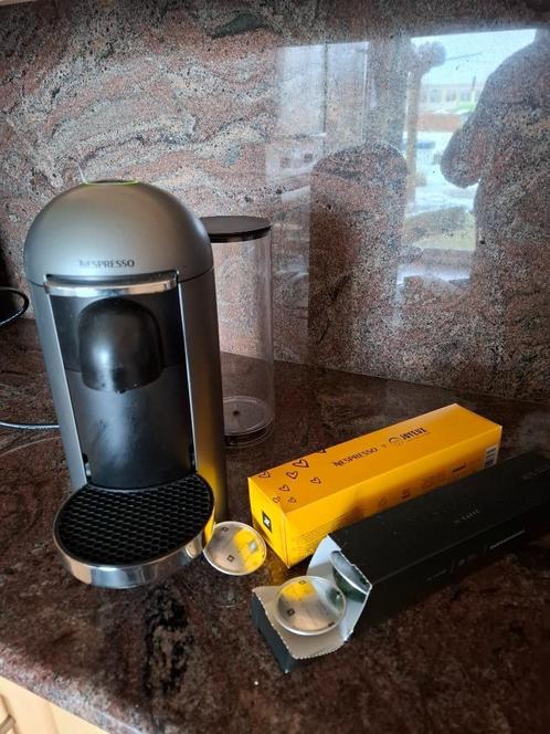 nespresso koffiemachine Vertuo Plus Deluxe Titan met ronde b, Elektronische apparatuur, Koffiezetapparaten, Gebruikt, Koffiepads en cups