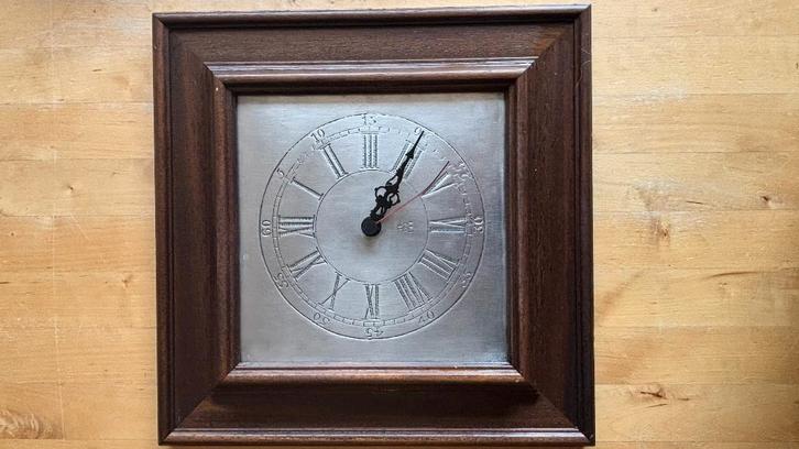 tinnen wandklok – 92% tin – houten lijst – uurwerk defect, Antiek en Kunst, Curiosa en Brocante, Ophalen of Verzenden