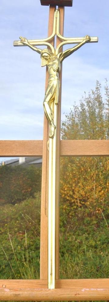 crucifix en metal doré  beschikbaar voor biedingen