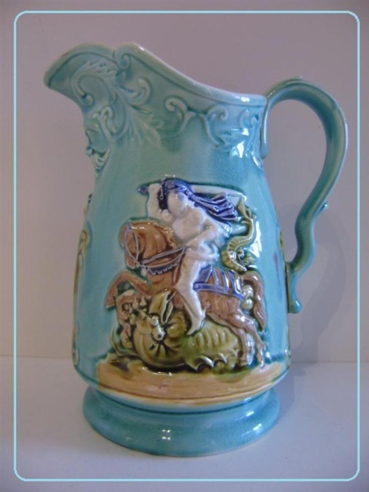 Antieke MAJOLICA schenkkan -- St. JORIS EN DE DRAAK -- dekor, Antiek en Kunst, Antiek | Keramiek en Aardewerk, Ophalen