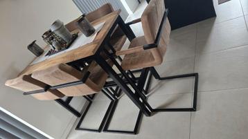 Te koop compleet bartafel met bijpassende stoelen  beschikbaar voor biedingen