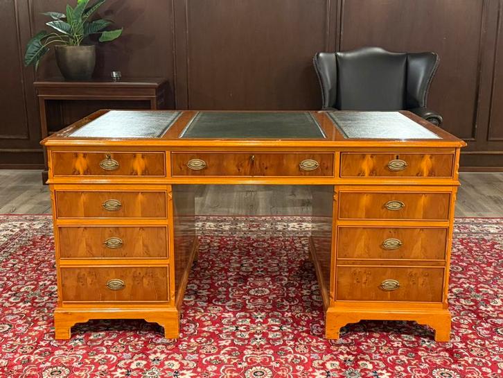 Klassiek Engels bureau #613, Huis en Inrichting, Bureaus, Zo goed als nieuw, Ophalen of Verzenden