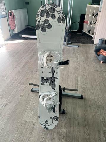 Twee snowboards te koop 1 met schoenen snowboard tas beschikbaar voor biedingen
