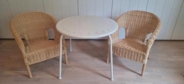 Kindertafel met kinderstoelen beschikbaar voor biedingen