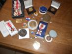 Lot de medailles et jetons et insignes divers, Timbres & Monnaies, Pièces & Médailles, Enlèvement ou Envoi