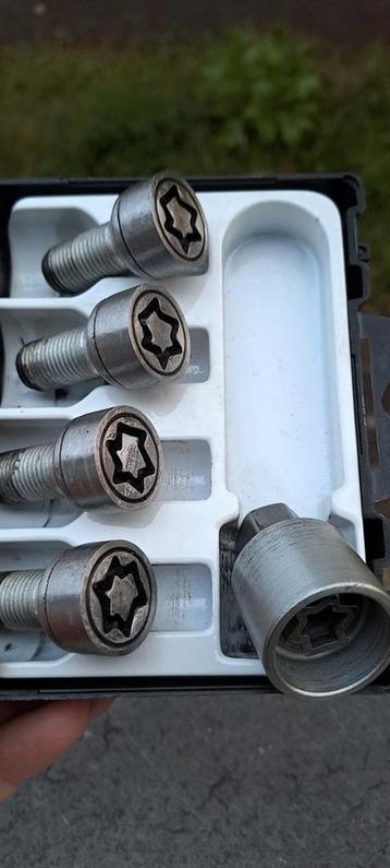 Anti vol roue 4 Boulons original universel a saisir ️️️️️️↙️ beschikbaar voor biedingen