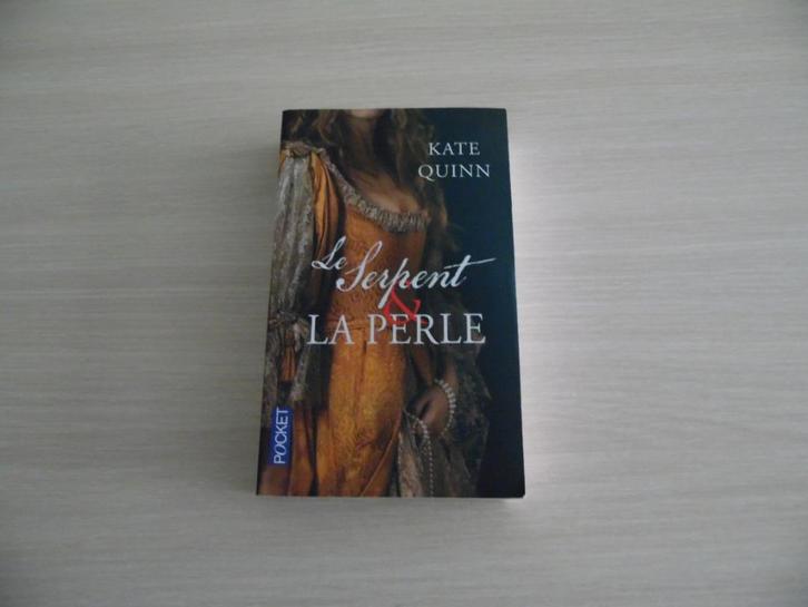LE SERPENT & LA PERLE         KATE QUINN, Boeken, Romans, Zo goed als nieuw, Amerika, Ophalen of Verzenden
