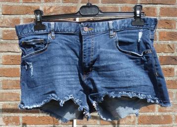 Short en jean avec des déchirures 