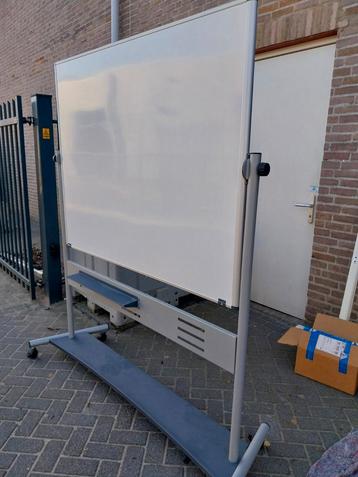 Magnetische whiteboard op wielen beschikbaar voor biedingen