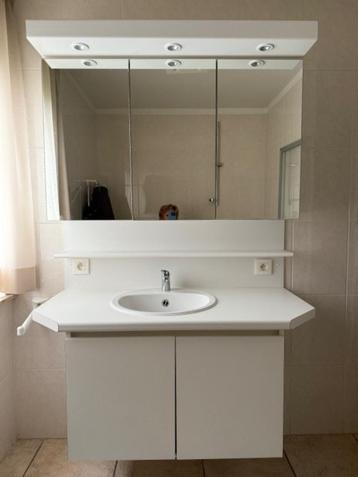 2 Moderne badkamermeubels met verlichte spiegels te koop beschikbaar voor biedingen