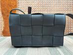 Nieuwstaat Bottega Veneta Cassette Bag Black Tas Schoudertas, Ophalen of Verzenden, Zo goed als nieuw, Zwart