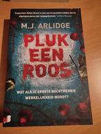 Boek pluk een roos thriller, M.j.Arlidge, Zo goed als nieuw, Ophalen