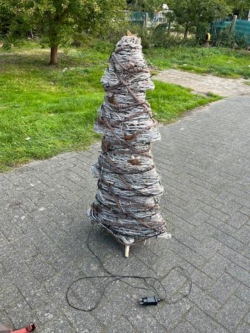 Kerstboom met lichtjes beschikbaar voor biedingen
