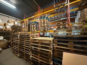Leeg pallets beschikbaar voor biedingen