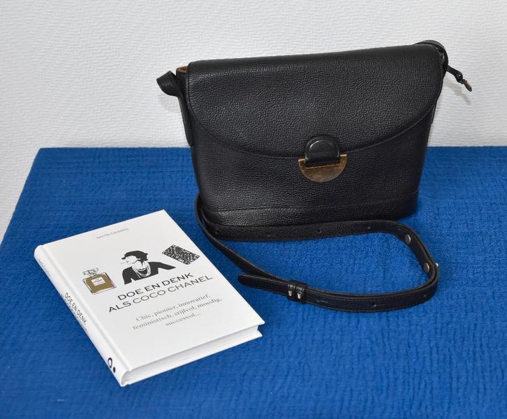 Delvaux Crossbody in zwart leer, Handtassen en Accessoires, Tassen | Damestassen, Gebruikt, Schoudertasje, Zwart, Ophalen of Verzenden