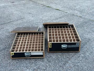 Twee houten sorteerkoffers, sorteerbakken beschikbaar voor biedingen
