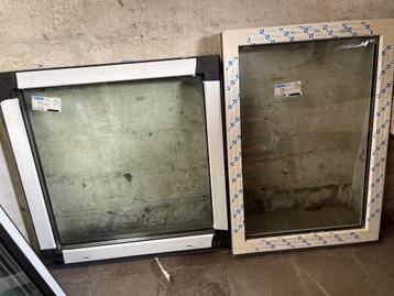 4 hoogwaardige kunststof raamkozijnen  beschikbaar voor biedingen