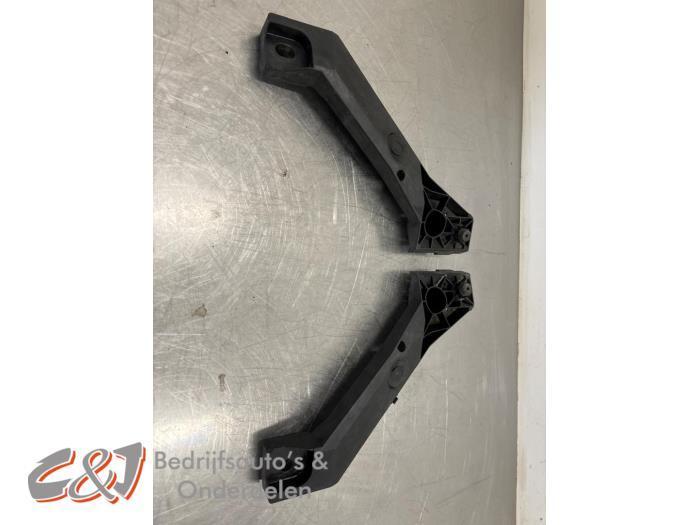 Frontdeel steun van een Opel Vivaro, Auto-onderdelen, Carrosserie, Opel, Gebruikt, 3 maanden garantie, Ophalen of Verzenden
