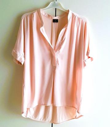 Te koop:Nieuw!Mooie licht roze lange blouse met mouwtje, 40. beschikbaar voor biedingen