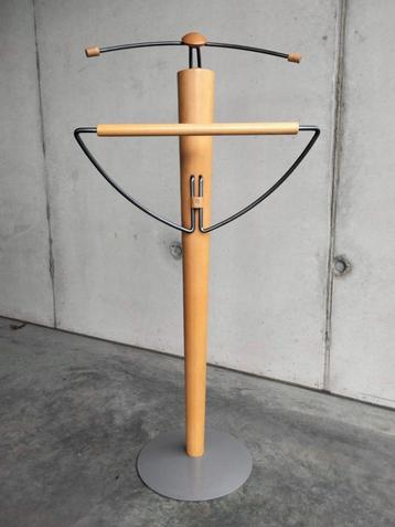 1990s postmodern vintage design dressboy kapstok beschikbaar voor biedingen