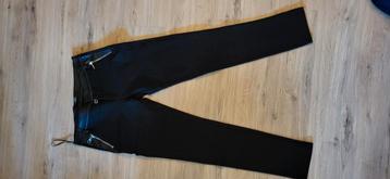 Mooie zwarte broek Guess beschikbaar voor biedingen