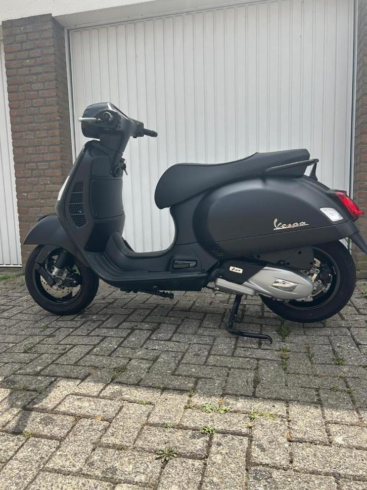 Vespa GTS 125 I-GET Notte Édition spéciale — 2022 - 7 000 km, Vélos & Vélomoteurs, Scooters | Vespa, Comme neuf, Autres modèles