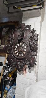 Belle horloge sculptée dans du bois de forêt noire., Antiquités & Art, Antiquités | Horloges, Enlèvement ou Envoi