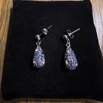 A vendre boucle d oreille “Victoria”, Handtassen en Accessoires, Oorbellen, Zo goed als nieuw, Paars, Hangers, Met kristal