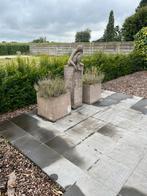 Terracotta beeld op sokkel en bijhorende bloembakken, Tuin en Terras, Tuinbeelden, Ophalen, Zo goed als nieuw