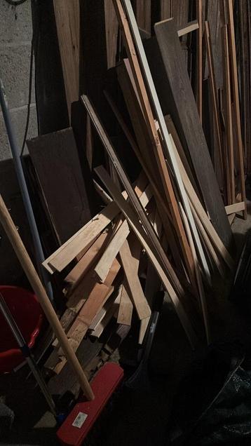 GRATIS stookhout. Een oude kast en een pallet beschikbaar voor biedingen