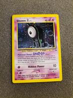 Unown A holo, Hobby en Vrije tijd, Verzamelkaartspellen | Pokémon, Ophalen of Verzenden, Zo goed als nieuw, Losse kaart, Foil