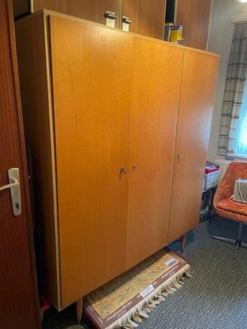 retro kleerkast beschikbaar voor biedingen