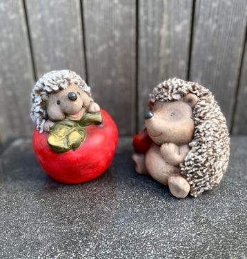 Set van twee decoratieve stenen egeltjes beschikbaar voor biedingen