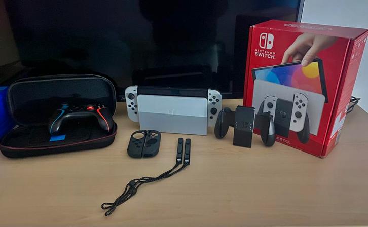 Switch OLED, Games en Spelcomputers, Spelcomputers | Nintendo Switch, Zo goed als nieuw, Switch OLED, Met 2 controllers, Met games