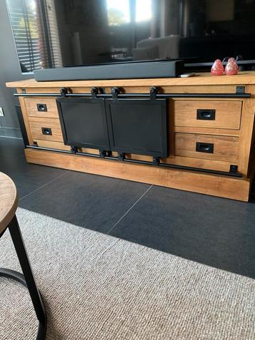 Tv meubel, dressoir met vitrine+ gratis salontafeltjes beschikbaar voor biedingen