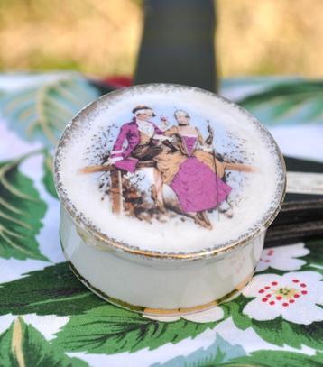 boite a pilule ronde porcelaine decor galants, Enlèvement ou Envoi