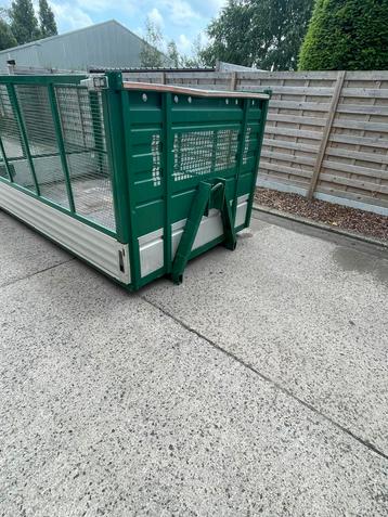 Container met loofrekken, volume container beschikbaar voor biedingen