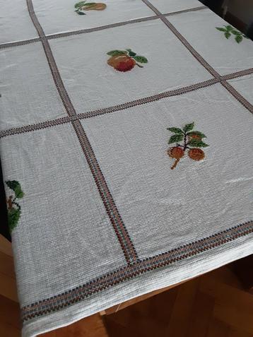 Vintage  geborduurd  tafelkleed fruitmotief ! JAREN 60 HANDW beschikbaar voor biedingen