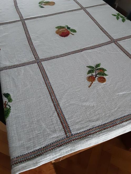 Vintage  geborduurd  tafelkleed fruitmotief ! JAREN 60 HANDW, Huis en Inrichting, Tafelkleden, Zo goed als nieuw, Ophalen