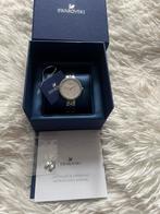 cette montre Swarovski est un accessoire glamour, Handtassen en Accessoires, Horloges | Dames, Staal, Staal, Guess, Ophalen of Verzenden