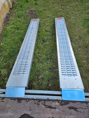 Oprijplaaten rechten Toolland L  =205 cm 2 stuks voor 80euro beschikbaar voor biedingen