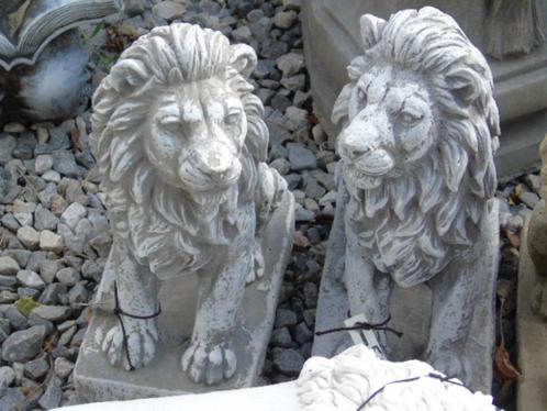 zittend leeuwenpaarbeeld in gepatineerde steen L en R, het p, Tuin en Terras, Tuinbeelden, Nieuw, Dierenbeeld, Steen, Ophalen of Verzenden