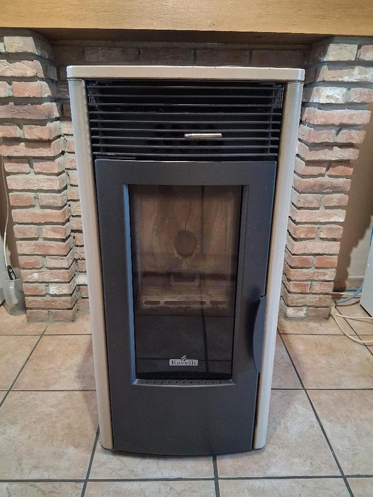 Poêle a pellet ravelli, Huis en Inrichting, Kachels, Gebruikt, Pelletkachel, Hout, Ophalen