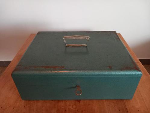Metalen geldkluis. Met sleutel., Huis en Inrichting, Woonaccessoires | Kisten, Gebruikt, Ophalen of Verzenden