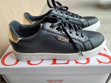 NOUVELLES baskets noires - Guess - taille 39,5. disponible aux enchères