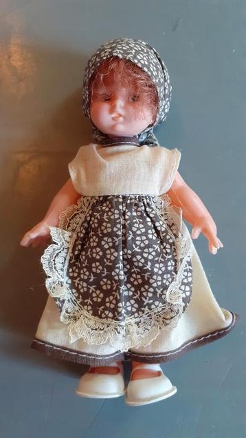 Petite poupée vintage 